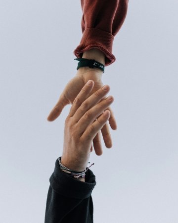 Photo de <a href="https://unsplash.com/fr/@a_kehmeier?utm_source=unsplash&utm_medium=referral&utm_content=creditCopyText">Austin Kehmeier</a> sur <a href="https://unsplash.com/fr/photos/vue-des-mains-de-deux-personnes-lyiKExA4zQA?utm_source=unsplash&utm_medium=referral&utm_content=creditCopyText">Unsplash</a>       