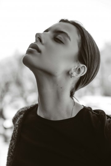 Photo de <a href="https://unsplash.com/fr/@kate_astrid?utm_source=unsplash&utm_medium=referral&utm_content=creditCopyText">Catherine</a> sur <a href="https://unsplash.com/fr/photos/femme-porte-un-t-shirt-noir-a-col-rond-oQHdhzVqvAo?utm_source=unsplash&utm_medium=referral&utm_content=creditCopyText">Unsplash</a>