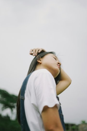 Photo de <a href="https://unsplash.com/fr/@rizkysabriansyah?utm_content=creditCopyText&utm_medium=referral&utm_source=unsplash">Rizky Sabriansyah</a> sur <a href="https://unsplash.com/fr/photos/femme-en-chemise-blanche-couvrant-son-visage-avec-ses-cheveux-Ar1_udUrPzY?utm_content=creditCopyText&utm_medium=referral&utm_source=unsplash">Unsplash</a>       