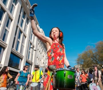 Photo de <a href="https://unsplash.com/fr/@mettyunuabona?utm_source=unsplash&utm_medium=referral&utm_content=creditCopyText">Ehimetalor Akhere Unuabona</a> sur <a href="https://unsplash.com/fr/photos/une-femme-en-robe-coloree-tenant-un-tambour-vert-sw4GgKriaF8?utm_source=unsplash&utm_medium=referral&utm_content=creditCopyText">Unsplash</a>       